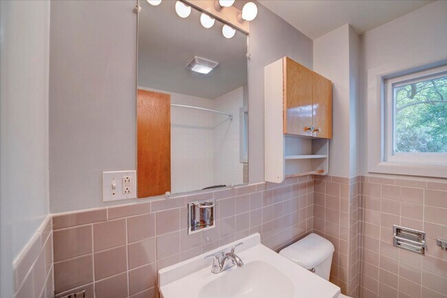 Building Photo - 3 Bedroom Apartment in Burlington VT Avail...