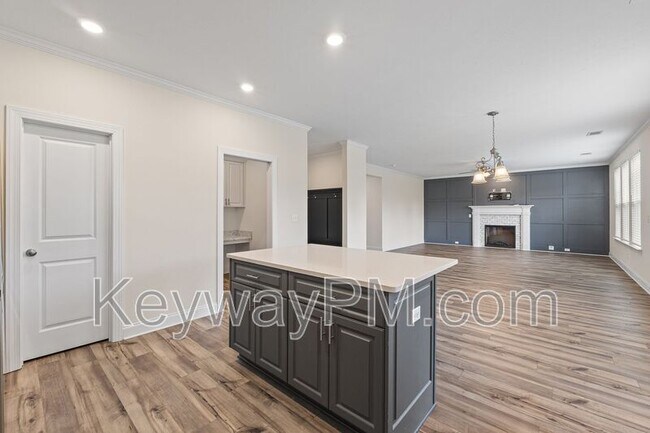 Building Photo - 585 Hampton Dr