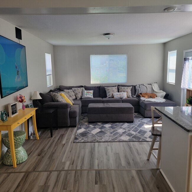 Building Photo - 1932 Iowa St