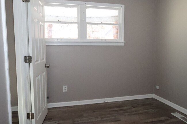 Building Photo - 5460 Hamilton Ave