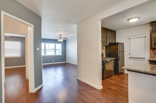 Building Photo - 4462 1/2 W 59th St-