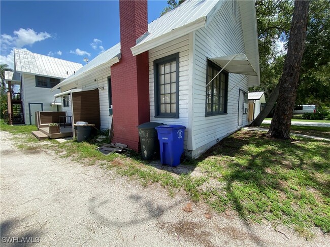 Building Photo - 2225 Stella St