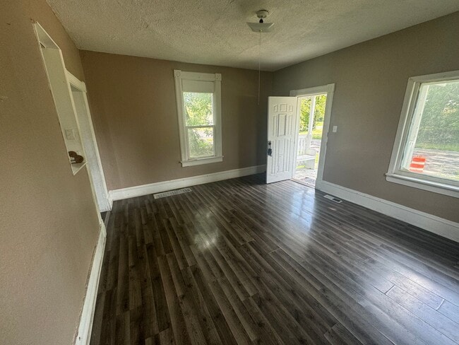 Building Photo - House for RENT 2 BedRooms / 1 Bathroom