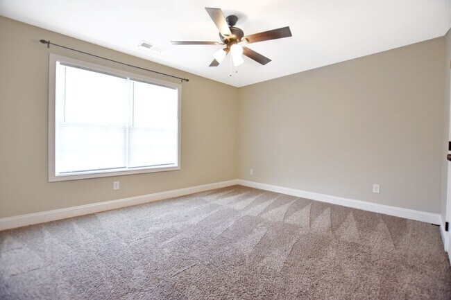 Building Photo - Pet Friendly Four Bedroom!