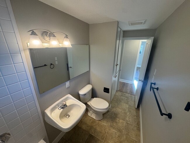 Building Photo - 3 Bedroom home