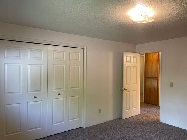 Building Photo - Very Nice 2 Bedroom 1 Bath Duplex in Grant...