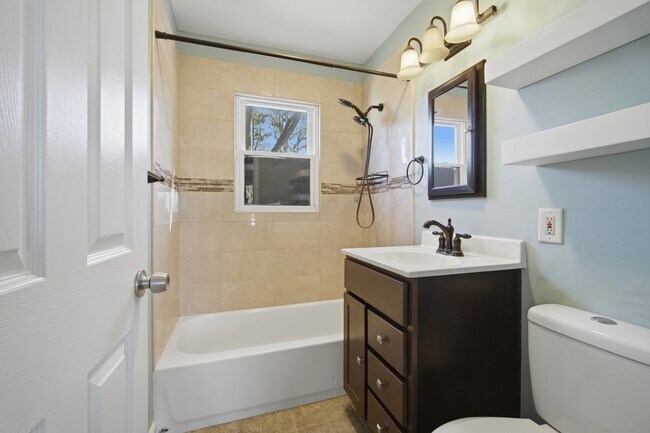 Building Photo - 4611 W Shore Dr