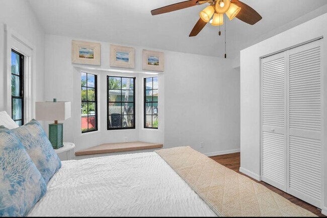 Building Photo - 528 N Palmway