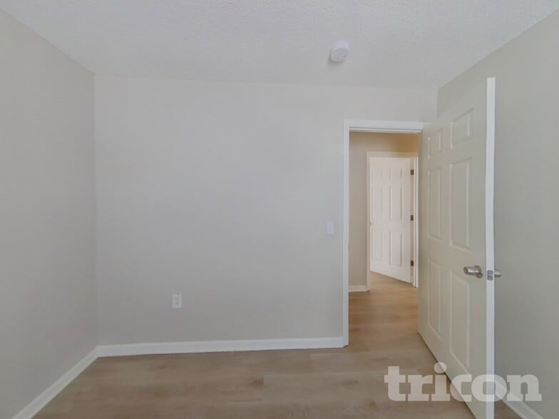 Building Photo - 5852 Lake Front Dr