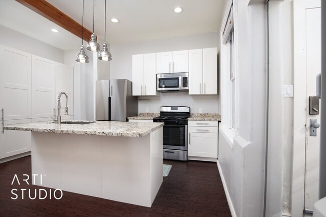 Building Photo - 4 Bed 2 Bath Salt Lake Home For Rent!