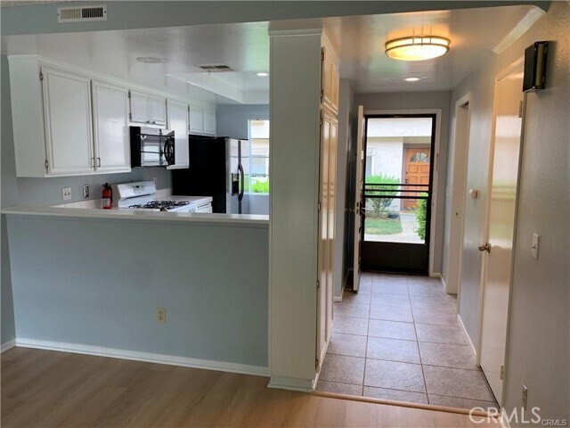 Building Photo - 5604 Las Virgenes Rd