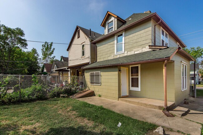 Building Photo - 842 St Clair Ave