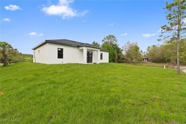 Building Photo - 567 Flamingo Ave S