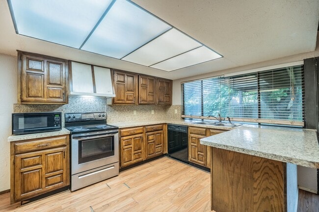 Building Photo - Move-In Ready 3-bed 2-bath!