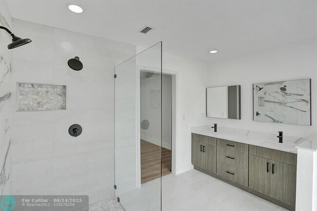 Building Photo - 4751 NE 29th Ave