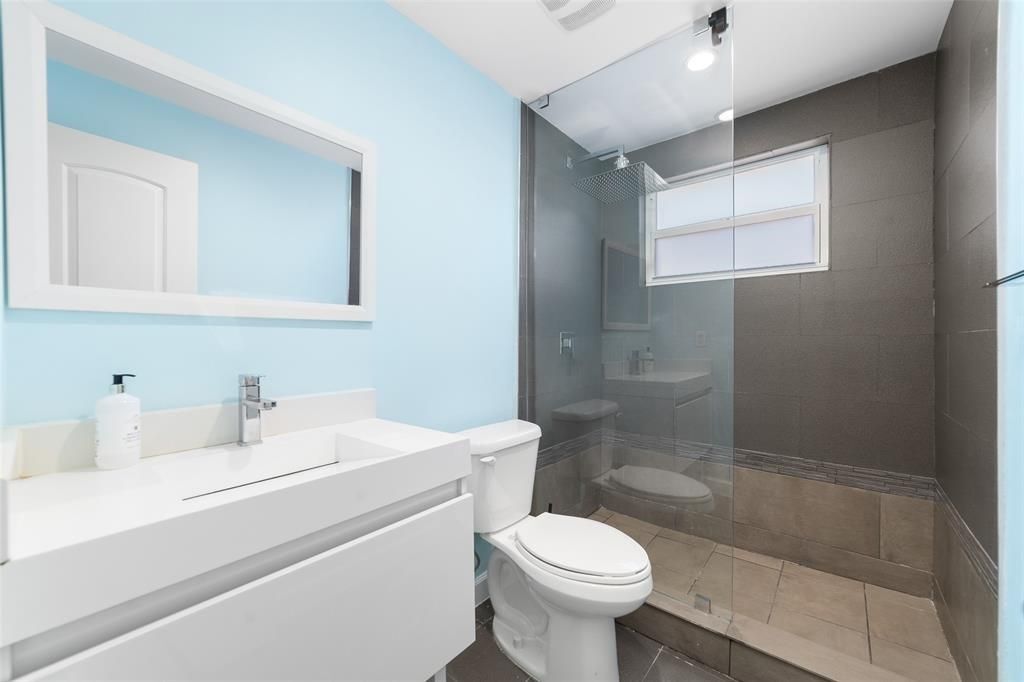 Building Photo - 2591 NE 55th Ct