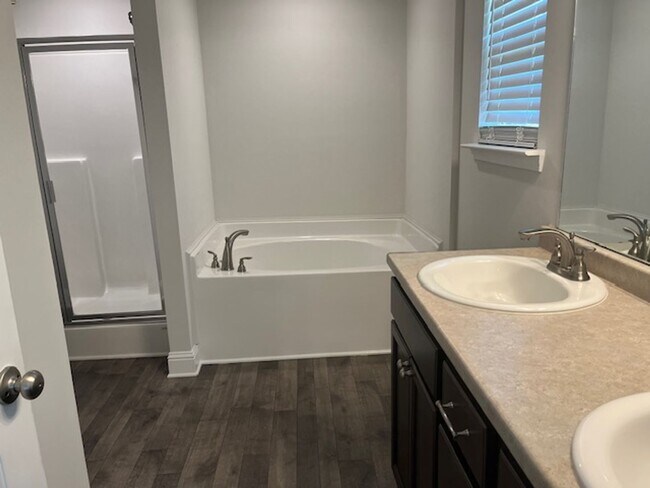 Building Photo - Renovated 4 Bedroom 2 Bath Home for Rent!