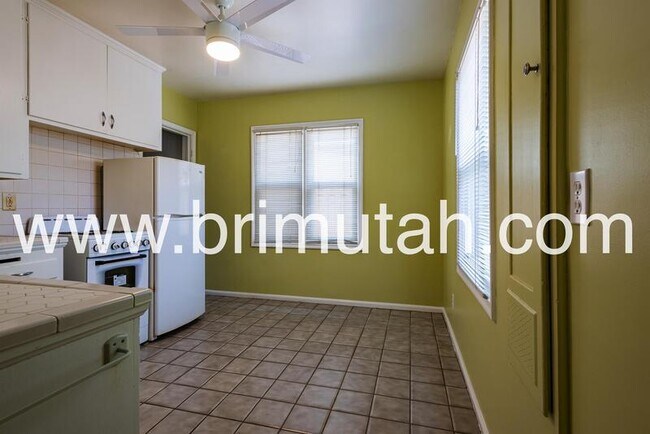 Building Photo - 2364 E Redondo Ave