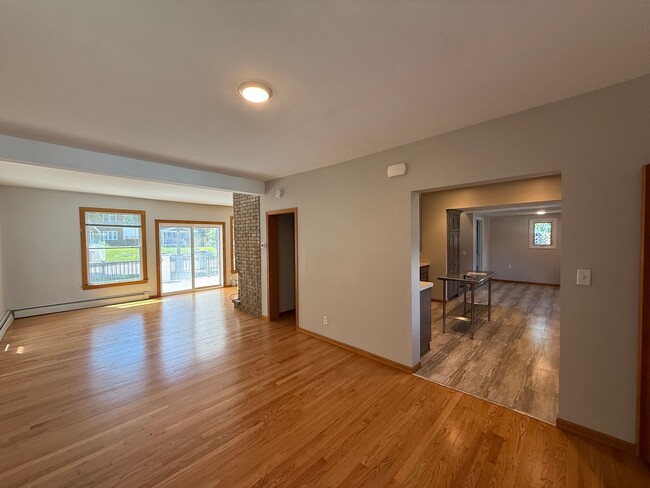 Building Photo - Beautiful 5 Bed 3 Bath Single Family Home ...