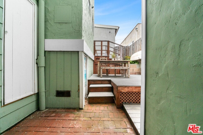 Building Photo - 115 44th St