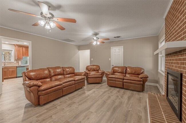 Building Photo - 2201 Badger Ln