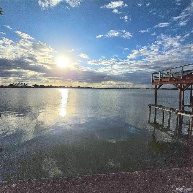 Building Photo - 26 Lago Vista Dr