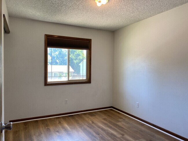 Building Photo - STUDENTS WELCOME! 4 Bed 3 Bath Home in West Ft Collins w/ Garage and Fenced Yard - Lawn Care Incl...