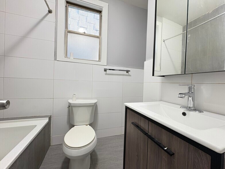 223 Bayview Ave 2 - 221 Bayview Ave