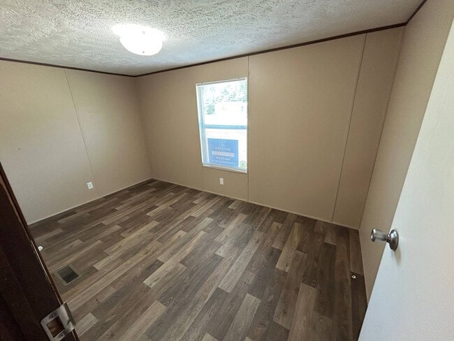 Building Photo - 1501 Bunnys Dr