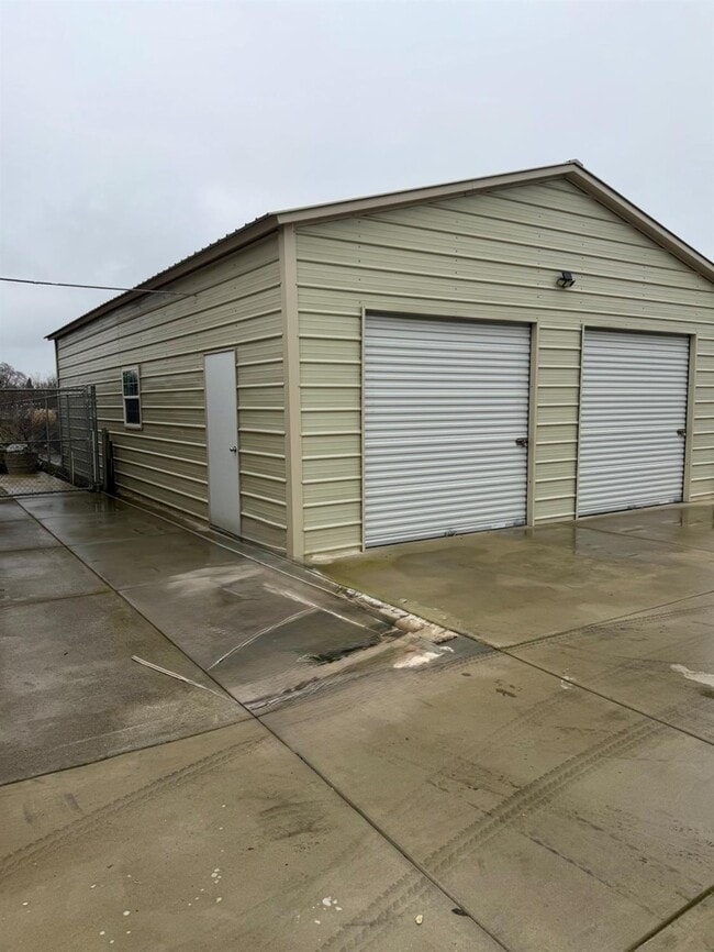 Building Photo - 10431 S Bethel Ave