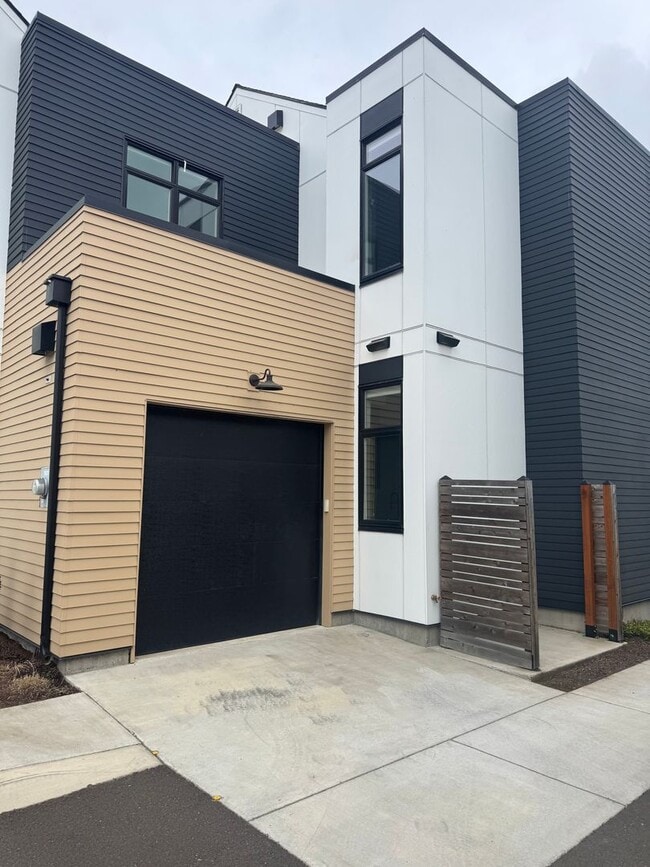 Building Photo - Brand New Modern Home!