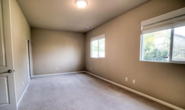 Building Photo - West Bakersfield Home For Rent