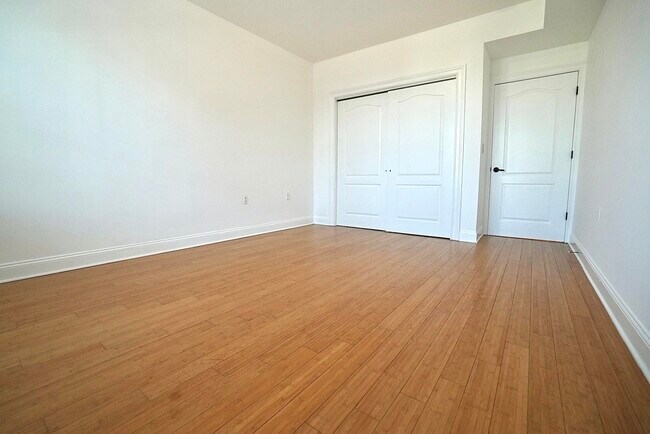 Building Photo - 5 Monitor St