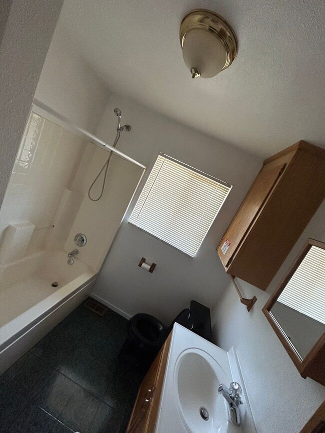 Building Photo - 2918 El Noble Ave