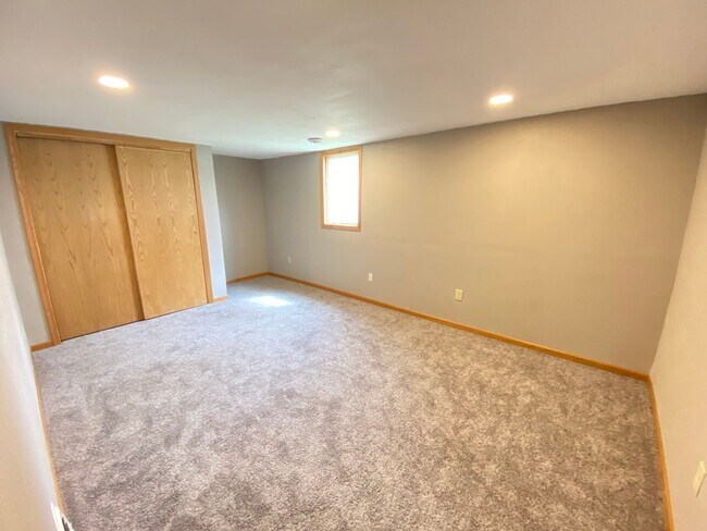 Building Photo - Now leasing for May 2026! Four Bed/One Bath