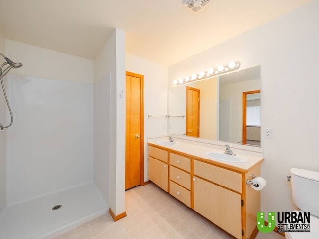 Building Photo - Spacious 2 Bed, 2 Bath Duplex with Large Fenced Yard in Spokane Valley