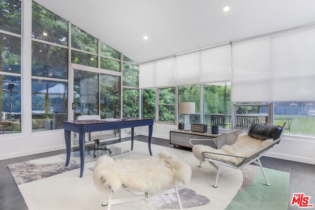 Building Photo - 1833 Franklin Canyon Dr