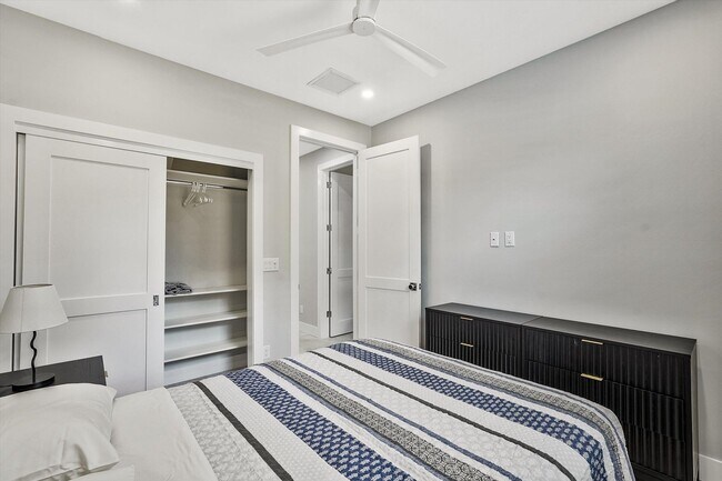 Building Photo - 425 Hugh St