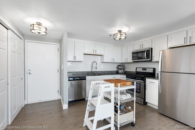 Building Photo - 250 E Harbortown Dr