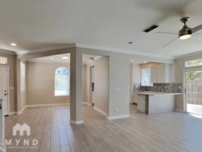 Building Photo - 5325 Dunlay Dr