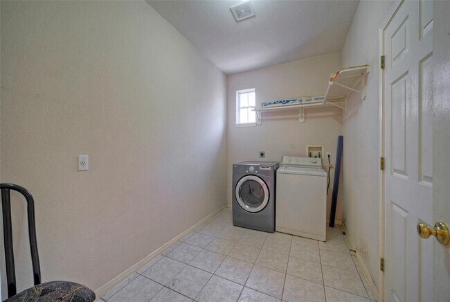 Building Photo - 601 Indian Run Dr