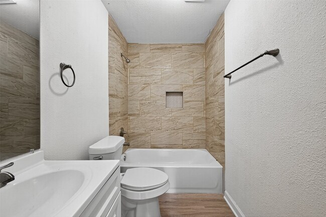 Building Photo - 16643 Lake Cir