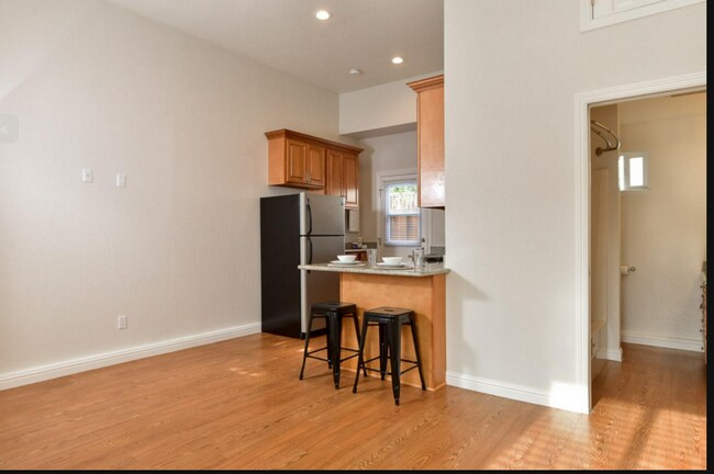 Building Photo - 675 Hamline St
