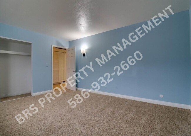 Building Photo - Upper end-unit condo in desirable Rochester Hills