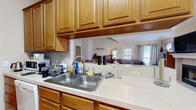Building Photo - 2415 Carnation Ct