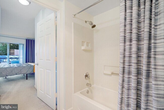 Building Photo - 3101 N Hampton Dr