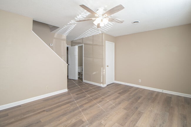 Building Photo - 812 Golf View Pl