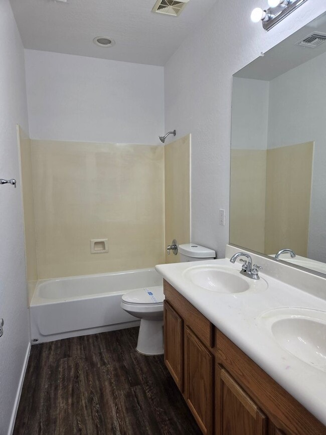 Building Photo - Spacious 4 bed, 3 full bath home in New Ri...