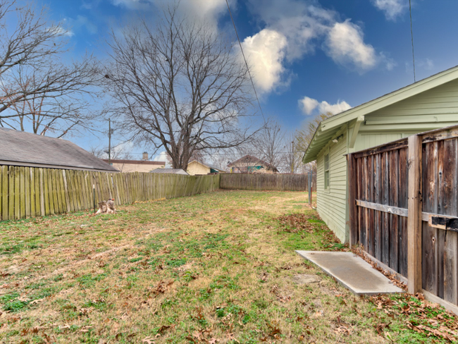 Building Photo - 1325 S Cherokee Ave