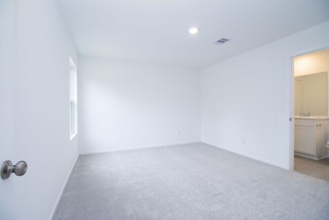 Building Photo - 2092 Cedar Way Dr